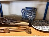 un vase bleu et blanc posé sur une étagère, à côté d'une assiette bleue et blanche et d'une assiette bleue et blanche