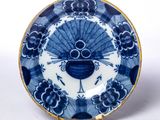 une assiette bleue et blanche ornée d'un motif en éventail