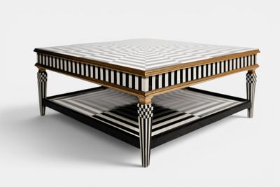 une photo d'une table basse dont le plateau est recouvert de carreaux noirs et blancs