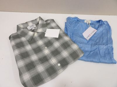Deux chemises pour homme sont posées sur une table, avec une étiquette de prix