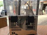 une petite machine posée sur une table