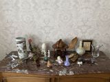 l'image d'une table sur laquelle sont posés de nombreux objets