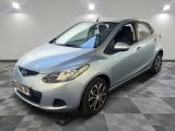 la photo d'une voiture argentée garée dans un garage