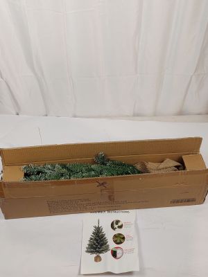 une boîte contenant un sapin de Noël, posée sur une table