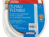 un gros plan d'un tuyau auquel est raccordé un autre tuyau
