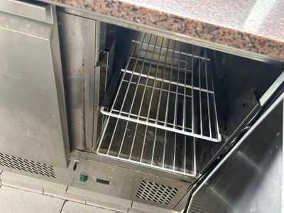 un petit four avec une grille placée au milieu