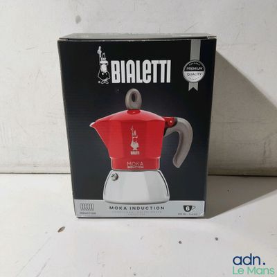 emballage d'une cafetière rouge et blanche posée sur une table blanche