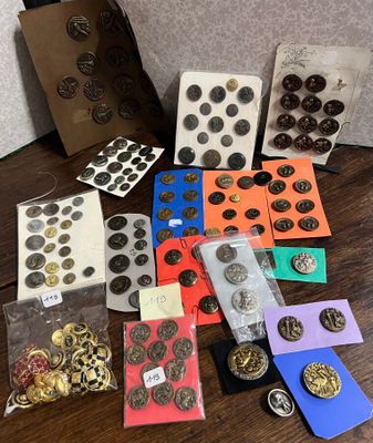 de nombreux types de boutons différents posés sur la table
