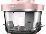 un mixeur rose surmonté d'une horloge numérique