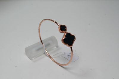 Gros plan sur une bague ornée d'une pierre noire