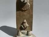 sculpture représentant un oiseau sur un socle, avec un autre oiseau perché sur son dos