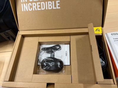 une boîte contenant un chargeur, posée sur une table