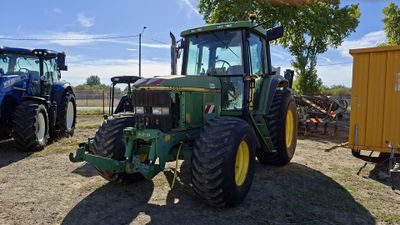 deux tracteurs garés l'un à côté de l'autre dans un champ