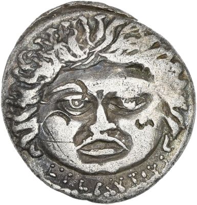 une pièce d'argent sur laquelle figurent un visage et une couronne