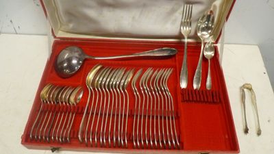 un coffret rouge contenant de l'argenterie sur une table