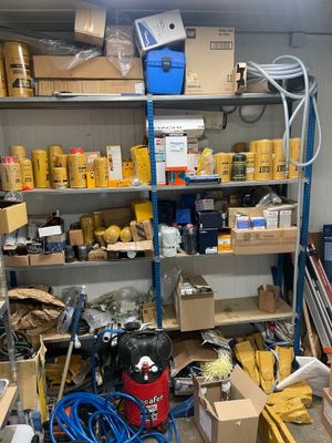 une pièce remplie de nombreuses boîtes et d'outils