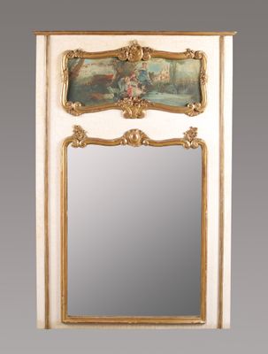 un miroir richement décoré, avec un tableau accroché au mur
