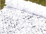un gros plan sur un rouleau de filet blanc posé par terre
