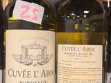 plusieurs bouteilles de vin sont alignées sur une étagère dans un magasin