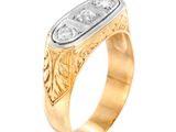 gros plan d'une bague en or et diamants sur fond blanc