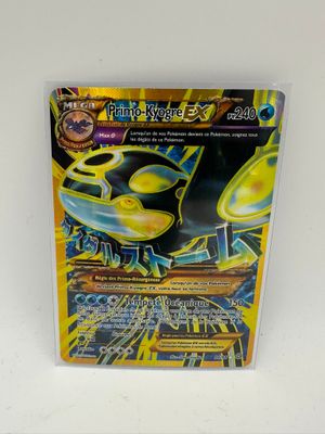 gros plan d'une carte pokemon sur une surface blanche