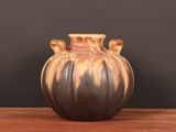 un vase posé sur une table en bois