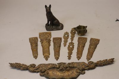 Lot d'ornementations de meuble en bronze doré de style Louis…