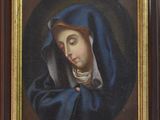 une peinture à l'huile représentant une femme vêtue d'une robe bleue tenant un chapelet