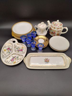 de nombreux types de plats et de tasses sur la table
