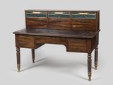 un vieux bureau en bois avec des tiroirs et des tiroirs sur le dessus