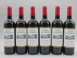 six bouteilles de vin rouge sont alignées
