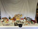 une table blanche sur laquelle sont posés de nombreux objets