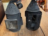 deux lanternes noires posées sur une table en bois