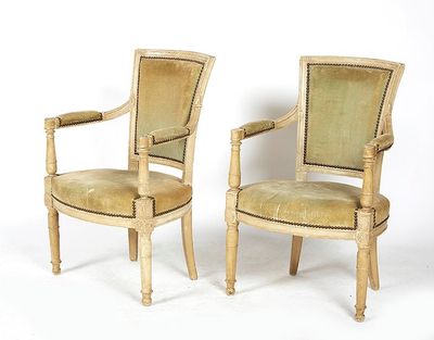 Paire de fauteuils en bois laqué et sculpte.