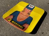 une assiette jaune sur laquelle est représentée une femme