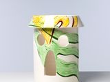 un petit nichoir en papier posé sur une table