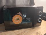 un micro-ondes posé sur une table en bois