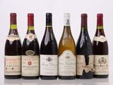 plusieurs bouteilles de vin sont alignées sur une table