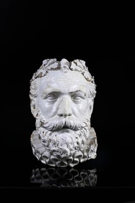 buste en marbre représentant un homme barbu et moustachu