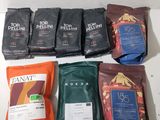 Plusieurs paquets de café sont posés sur une table à côté d'un paquet de thé
