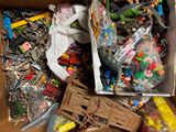 une boîte remplie de jouets et d'autres objets divers