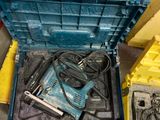 une boîte bleue avec des outils à l'intérieur sur le sol