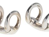 deux paires de bracelets-manchettes plaqués argent sur fond blanc