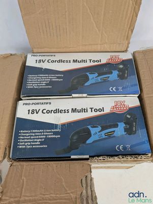deux boîtes contenant des outils multifonctions sans fil posées sur un carton