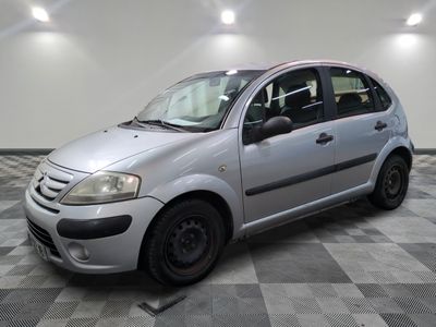 la photo d'une voiture argentée garée dans un garage