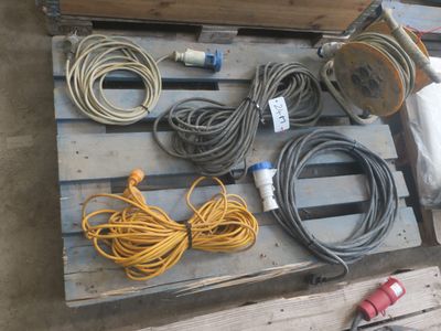 de nombreux types d'équipements électriques sur une palette