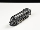 un petit train posé sur une surface blanche