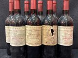 six bouteilles de vin sont alignées dans une rangée