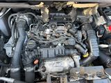 une photo du moteur d'une voiture avec le capot ouvert