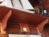 une étagère en bois sur laquelle est posé un bateau